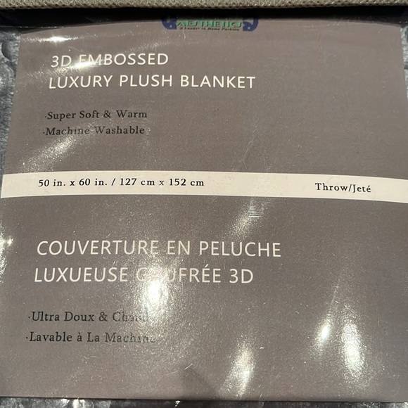 NWT 3D EMBOSSED LUXURY PLUSH BLANKET 🔥🔥 - Picture 2 of 8